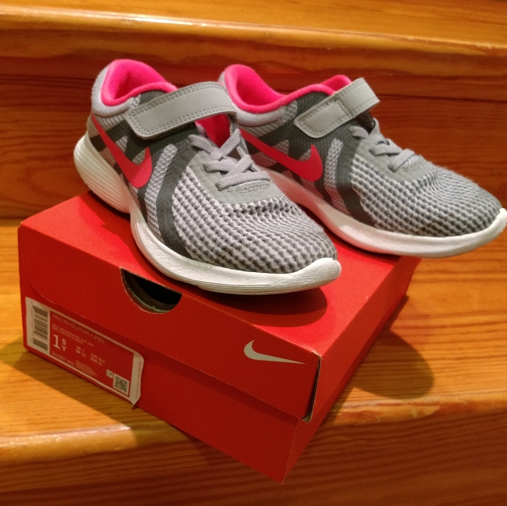 Girls Nike sneakers Revolution 4 gray size 1.5 Y